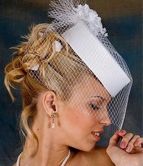 Coiffure mariage avec chapeau