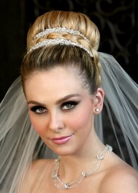 Coiffure mariée chignon haut