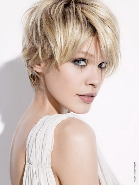 Coupe cheveux courts blonds