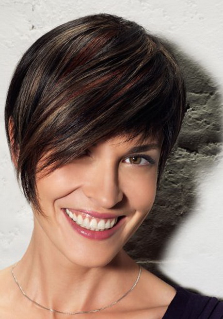 Coupe de cheveux courte asymétrique