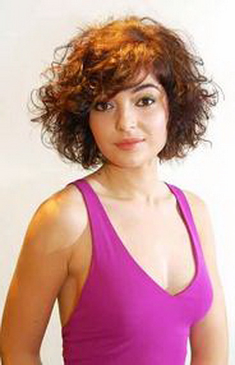 Coupe de cheveux mi long bouclé femme