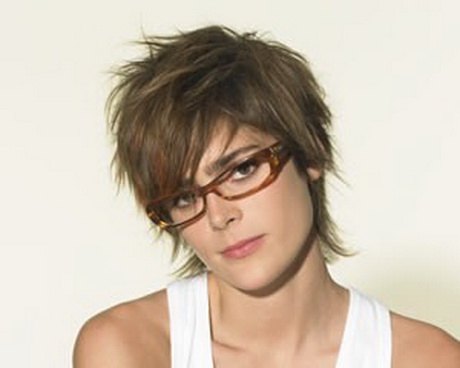 Femme coupe cheveux courts