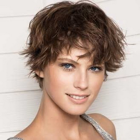 Image coiffure femme cheveux court