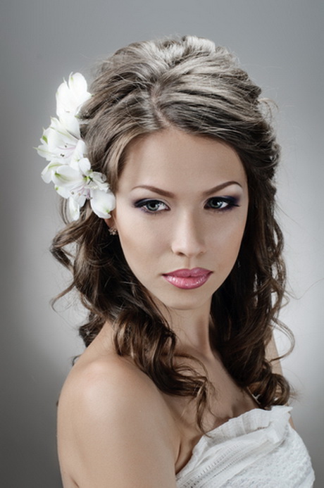 Modèle coiffure mariage cheveux mi long