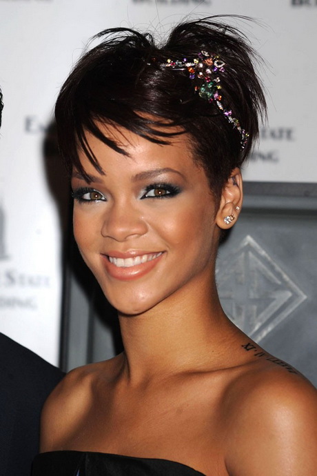 Rihanna cheveux court