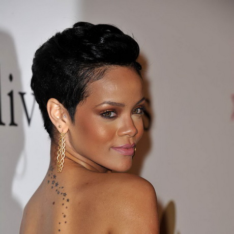 Rihanna cheveux court