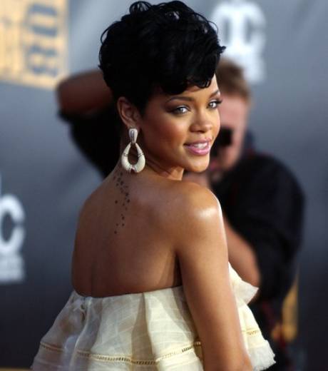 Rihanna cheveux courts
