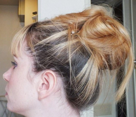 Se faire un chignon décoiffé