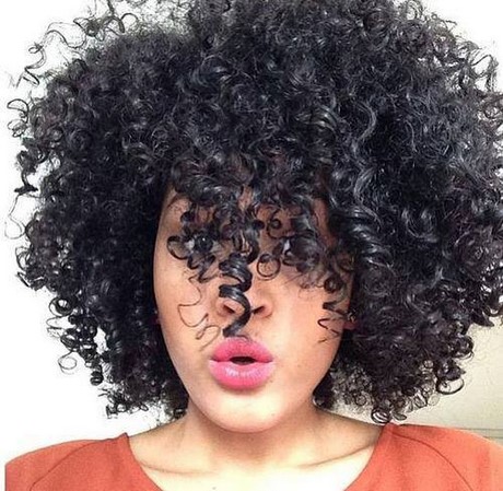 Cheveux afro bouclés