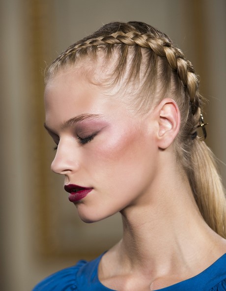 Coiffure avec tresse collé