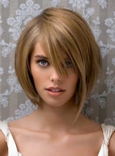 Coupe de cheveux femme carré plongeant avec frange