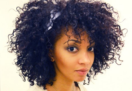 Cheveux bouclés afro