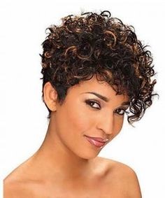 Coupe courte pour cheveux frisés femme