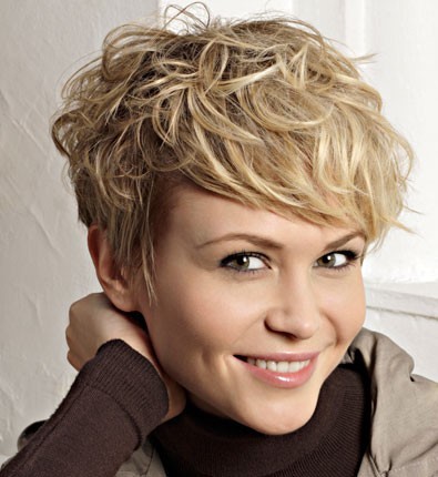 Coupe courte pour cheveux frisés femme