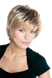 Cheveux court visage rond femme