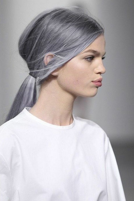 Cheveux gris jeune femme