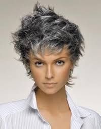 Cheveux gris jeune