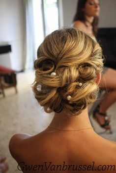 Chignon bas bouclé