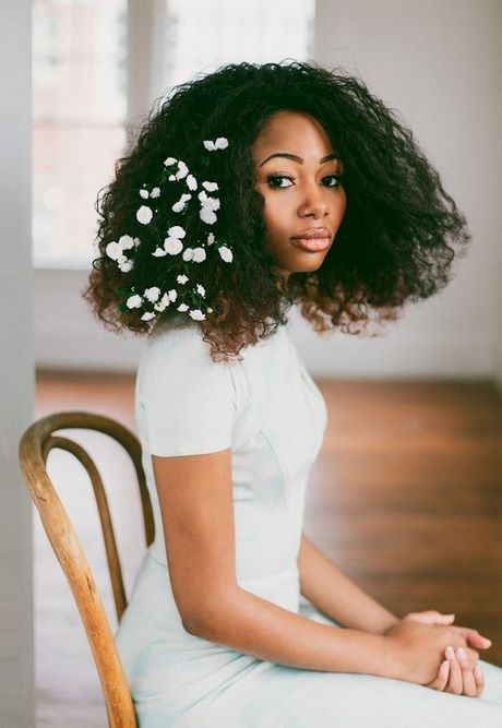 Coiffure mariage cheveux frisés mi long