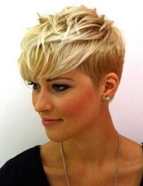 Coupe courte jeune femme