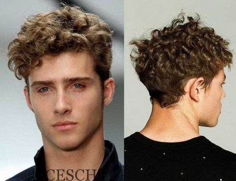 Coiffure pour cheveux bouclés homme