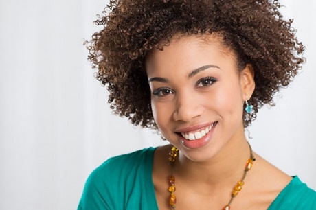 Coiffure cheveux très bouclés