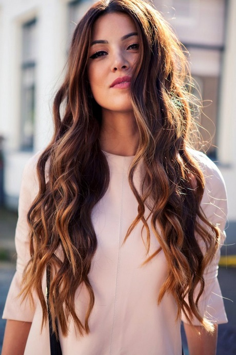 Coiffure femme cheveux long ondulé