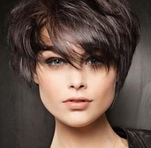 Coupe de cheveux courte pour visage carré