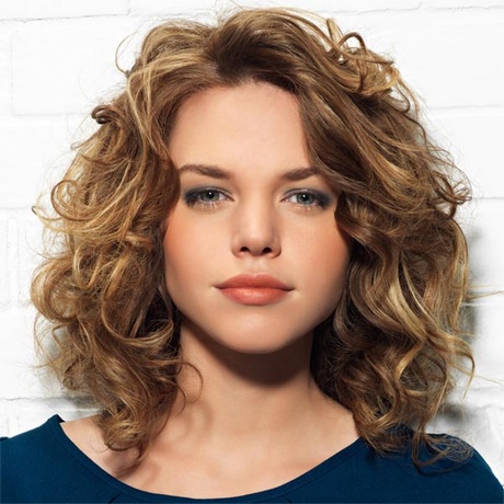 Coupe de cheveux visage ovale rond