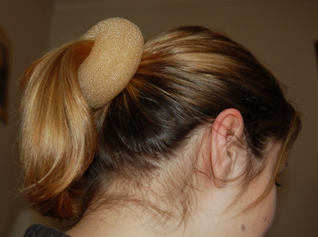 Chignon avec donut cheveux court