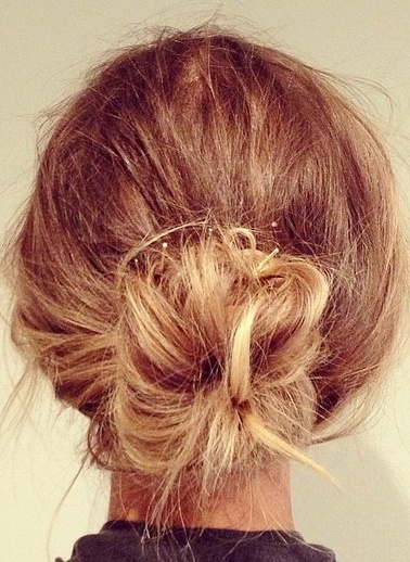 Chignon flou cheveux mi long