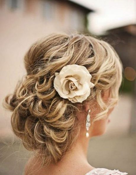 Chignon haut bouclé mariage