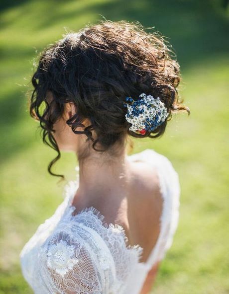 Coiffure mariage cheveux courts frisés