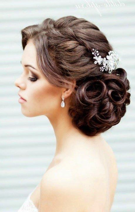 Coiffure mariage chignon bouclé avec voile