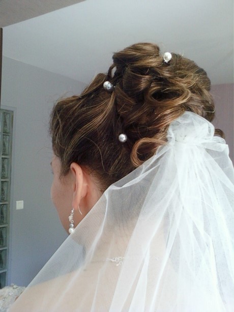 Coiffure mariée avec voile long