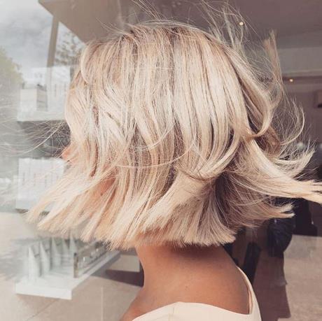 Coupe de cheveux et couleur tendance