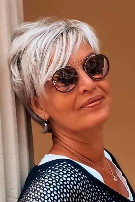 Coupe de cheveux femme 50 ans avec lunettes 2023