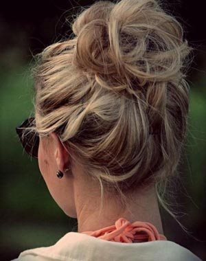 Chignon banane cheveux bouclés