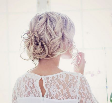 Chignon ceremonie cheveux mi long