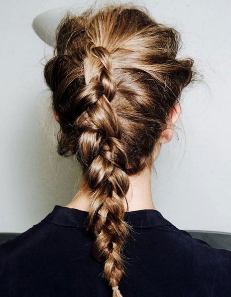 Coiffure attachée tresse