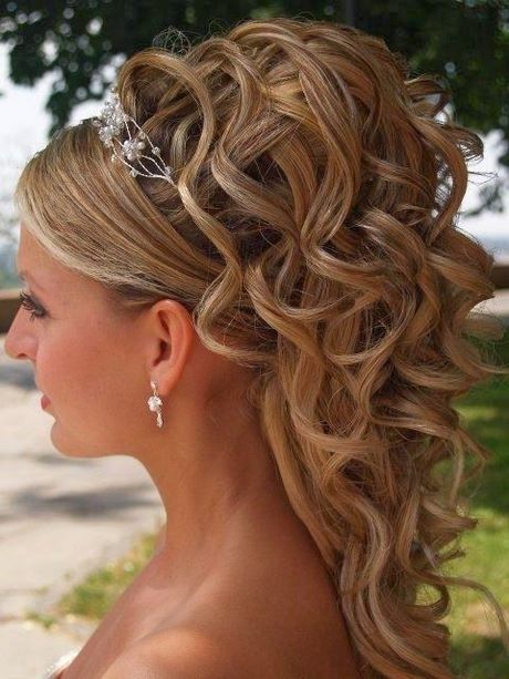 Coiffure cheveux bouclés mi long mariage