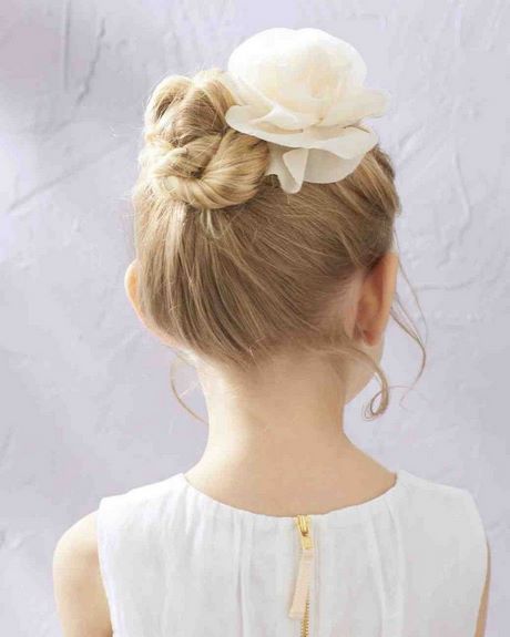 Coiffure chignon petite fille mariage