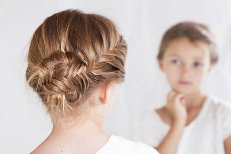 Coiffure chignon petite fille mariage