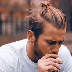 Coiffure homme chignon