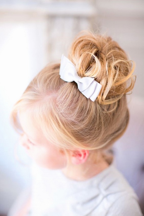 Coiffure petite fille mariage simple