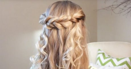 Coiffure petite fille mariage simple