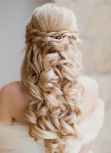 Coiffure mariage cheveux longs chignon bouclé