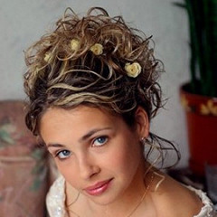 Coiffure mariée cheveux frisés