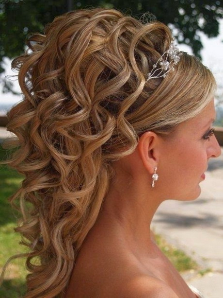 Coiffure mariée cheveux long bouclés