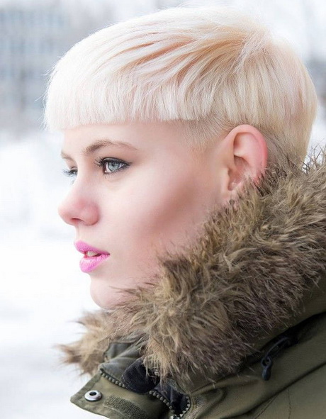 Coupe de cheveux féminine courte